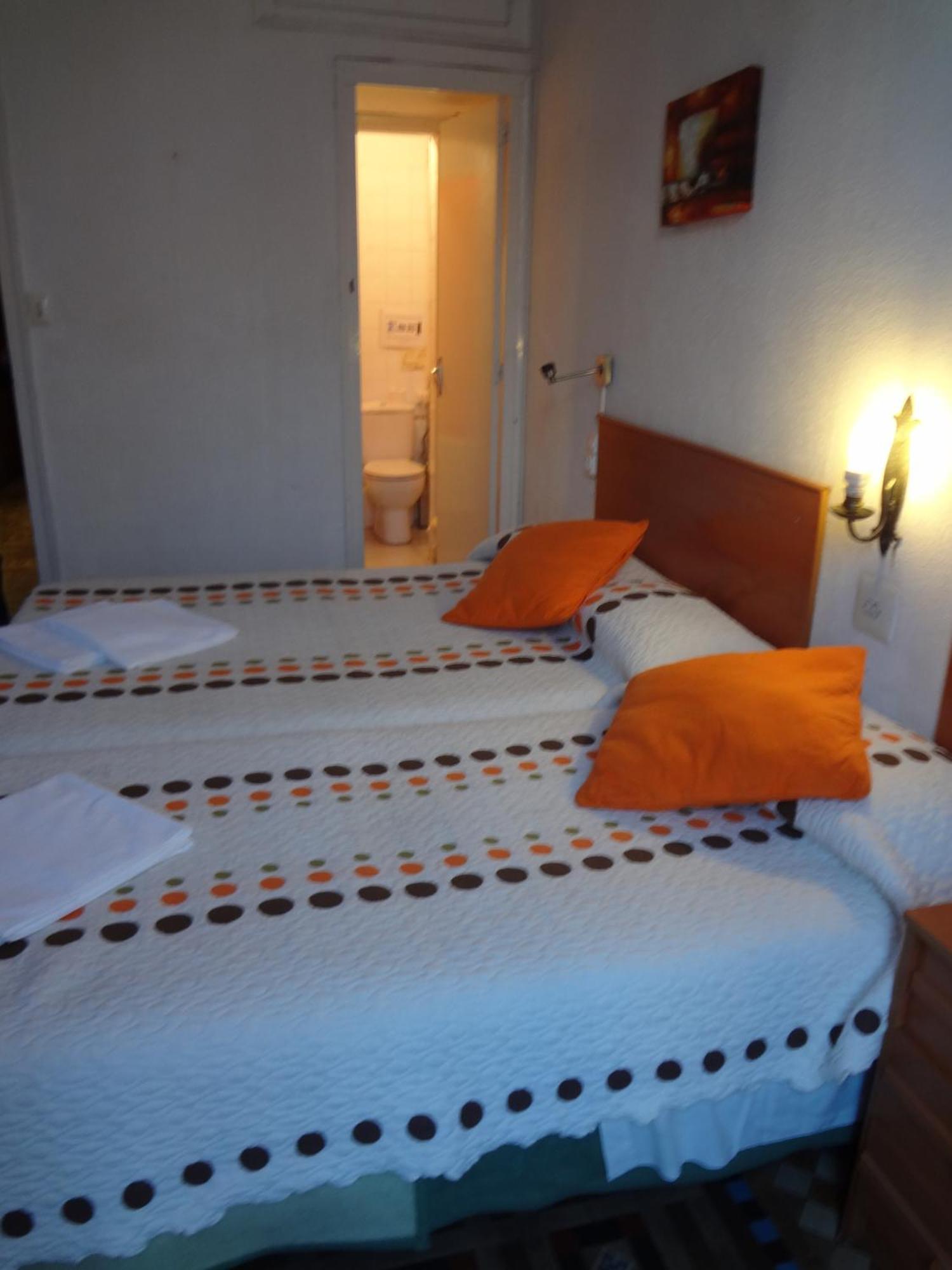 Hostal Lima Barcelona Bagian luar foto